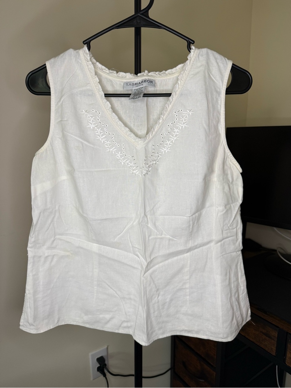 Sag Harbor White V-Neck Embroidered Sleeveless Camisole